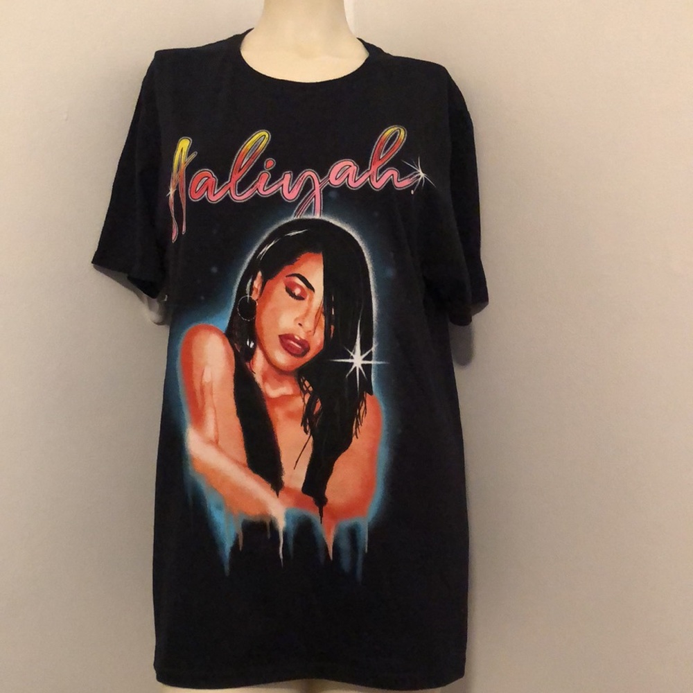 Aaliyah Medium black T-shirt.  She died way too young but is not forgotten.
